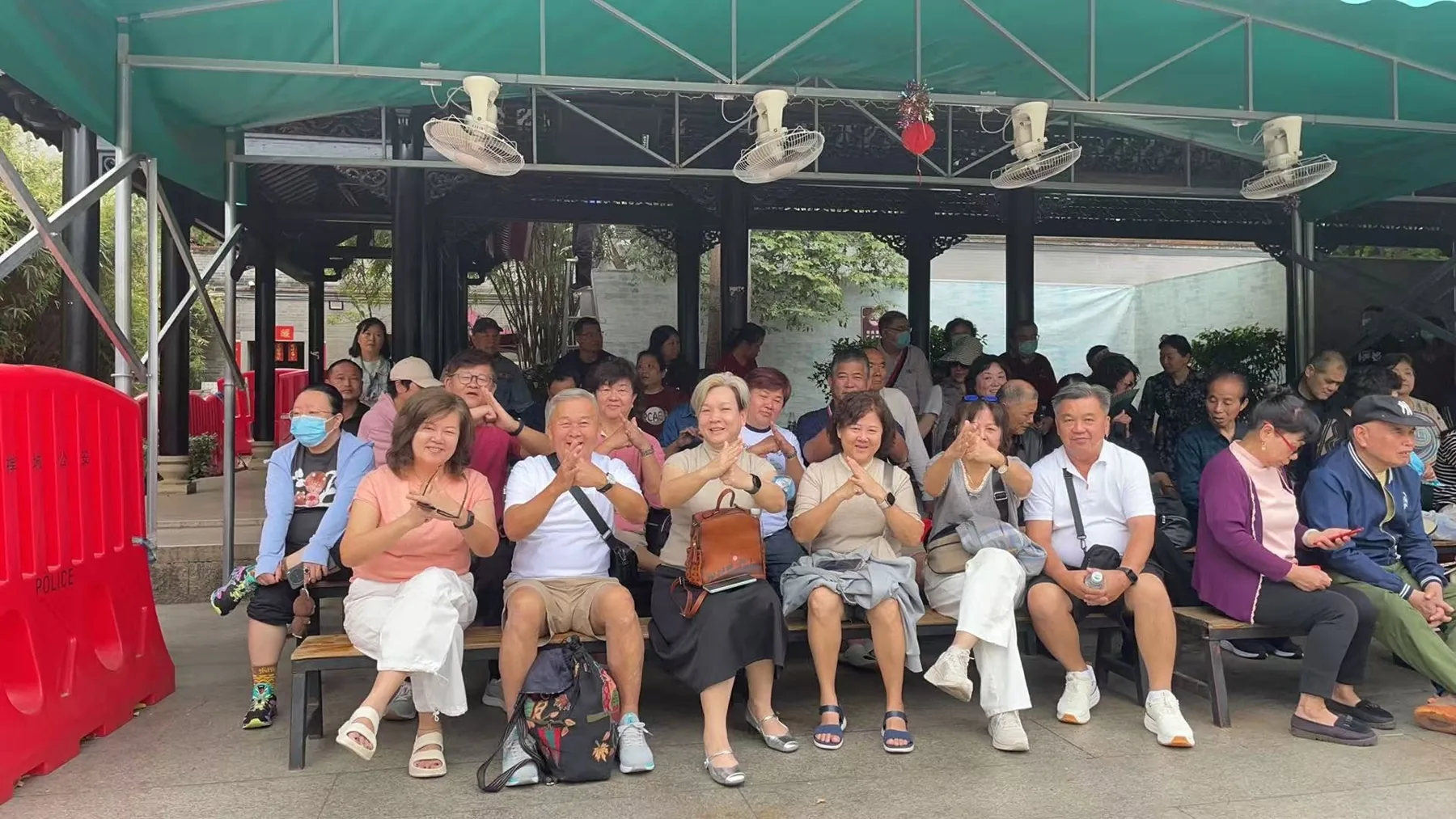 游客在旅途中相聚合影
